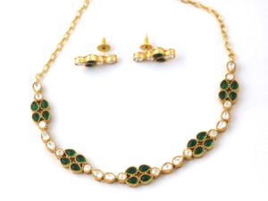 Conjunto de collar y aretes con gemas verdes, aretes de latón chapados en oro de 18k - Joyería hecha a mano - Product Image 3