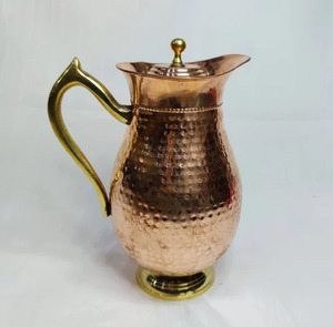 Jarra de agua de cobre martillado de primera calidad con textura, recomendada por Ayurveda, con boquillas anchas para verter, disponible a precios económicos al por mayor. - Product Image 3