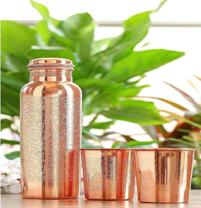 Colección de cuatro botellas de cobre con diferentes texturas martilladas y lisas, disponibles a precios de mayorista. - Product Image 6