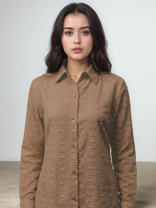 Robe décontractée d'été taupe texturée à motif floral, col rabattu, patte de boutonnage, manches longues régulières, ourlet incurvé - Product Image 3