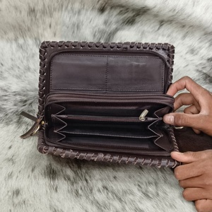Sac à bandoulière vintage en cuir véritable avec motif floral gravé à la main et sangle tressée, fermeture à fermoir à poignée unique - Product Image 5