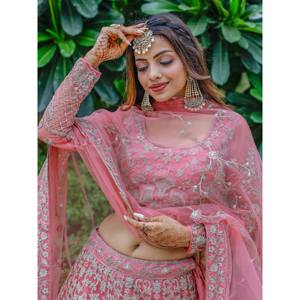 Vestido de Cóctel - Lehenga Choli de Tela Suave con Detalles en Dori Rosa - Product Image 2