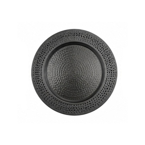 Assiette de service ronde en métal noir, texture martelée, design minimaliste, motif uni fait main, vaisselle et assiettes - Product Image 1