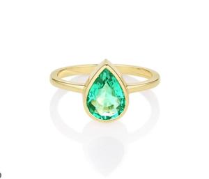 Bague en or jaune et blanc 14 carats avec émeraude taille poire sertie clos, classique pour mariage, fiançailles, fête, anniversaire - Product Image 1