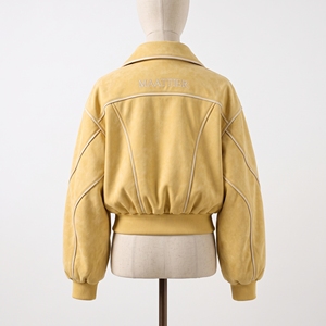 Chaqueta Bomber Corta Amarillo Mostaza para Mujer con Ribete Crema, Cuello Oversize y Cierre de Botones a Presión al por Mayor - Product Image 2