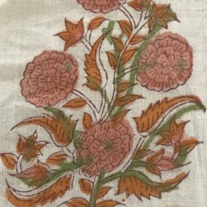 Tela de algodón estampada a mano con motivos florales de enredaderas |   Textil Indio en Tonos Naturales de la Tierra - Product Image 3