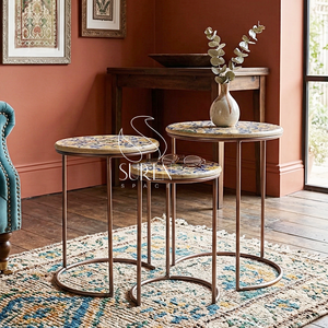 Juego de tres mesas de centro modernas de diseño indio, hechas a mano con madera maciza, para hoteles y centros de recepción. - Product Image 1