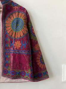 Abrigo Corto de Tela con Estilo de Bata y Diseño Exclusivo, Chaqueta de Invierno para Mujer Hecha a Mano con Bordado Suzani, al Mejor Precio - Product Image 6