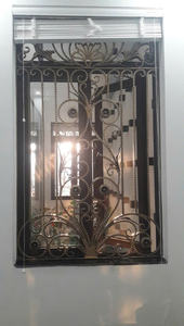 Cadre de fenêtre décoratif en fer forgé poli de style français moderne pour la conception extérieure des villas et appartements par EURO IRON - Product Image 2