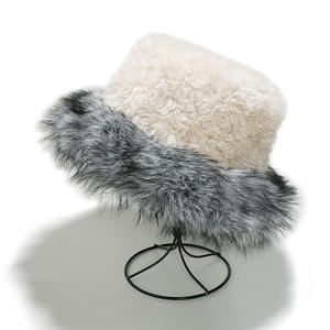 Gorro de Invierno Cálido y Afelpado para Mujer, Gorro de Pescador con Protección para las Orejas, de Piel Sintética - Product Image 2