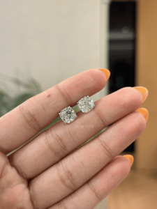 ต่างหูเพชรทรงคุชชั่นคัทเพาะเลี้ยงในห้องปฏิบัติการแบบสี่ขา ตัวเรือนทองคำ 18 กะรัต งานจิวเวลรี่ชั้นดี ของขวัญสุดหรูสำหรับผู้หญิง น้ำหนัก 2.078 กะรัต - Product Image 1