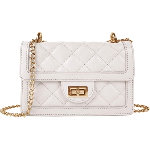 Sac bandoulière matelassé en cuir blanc grand format avec chaîne dorée et fermeture éclair, style tendance toutes saisons - Product Image 1