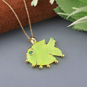 Nouvel arrivage : Collier pendentif poisson en jade préhnite sculpté à la main, avec œil en émeraude CZ, plaqué or 18 carats, serti de perles, bijoux côtiers - Product Image 2