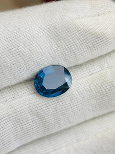 Saphir bleu naturel 4,29 carats, taille ovale, pierre précieuse certifiée IGI, origine Ceylan, qualité exclusive, lustre superbe pour la fabrication de bijoux - Product Image 1