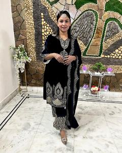 DESIGNER VELOURS BRODERIE SEQUENCE TRAVAIL TOP BAS AVEC DUPATTA NOIR PAR FATEMA FASHION - Product Image 4