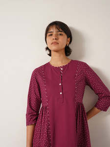 Robe midi à col Henley imprimée à pois magenta, manches trois quarts, coupe ample, tissu en coton et bambou, vêtements décontractés pour toutes les saisons - Product Image 3