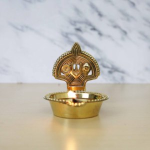 Lámpara de aceite Shankh Chakra Deepam Diya de latón, hecha a mano, tradicional, para Pooja, decoración del hogar, templo, festivales, regalos. - Product Image 1