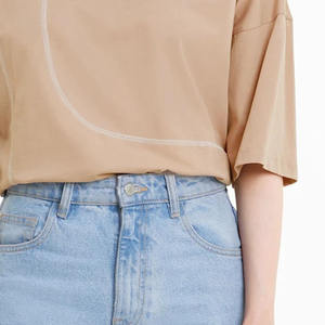 Camiseta de estilo urbano de manga corta, cuello redondo, corte relajado, diseño moderno, transpirable y cómoda para mujer con logo personalizado. - Product Image 4