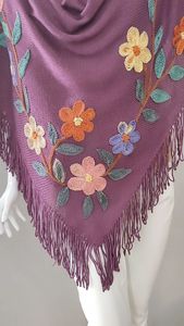Chal Morado de Punto con Bordado Floral, Bufanda Triangular con Flecos de Flores Coloridas, Bufanda Cálida de Invierno para Mujer - Product Image 1
