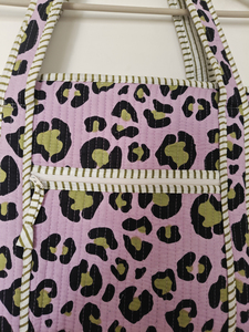 Bolso Tote Mediano Acolchado con Estampado de Leopardo Morado de Shree Balajee Garments, Cierre de Cremallera, Asas Dobles, Reutilizable, para Compras Diarias de Mujeres - Product Image 4