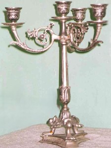 Candelabro de latón ornamentado, elegante soporte de siete brazos, centro de mesa duradero para el hogar, candelabro de latón decorativo. - Product Image 1