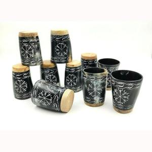 Taza de Cuerno de Búfalo Pulido Hecha a Mano y Ecológica con Diseño Nórdico de Cuervos y Corazones Celtas, Forma Natural, Artículo Coleccionable de Arte Animal - Product Image 4