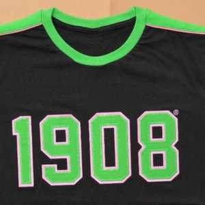 Chemise noire de qualité supérieure pour femme, imprimé lettres grecques, bordure verte et rose, col rond, haut décontracté de qualité supérieure pour sororité, 1908 - Product Image 4