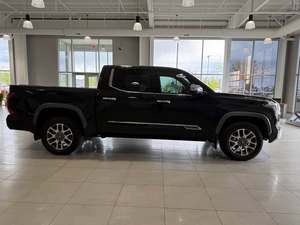 Camioneta Usada Tundra 2025 de Tamaño Completo, Doble Cabina, Versión Limitada, Motor 3.5L, Tracción en las Cuatro Ruedas, Caja de Cambios Automática - Product Image 1