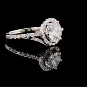 Bague de fiançailles en or massif 14 carats avec halo de diamants de laboratoire ronds de 1,70 CTW - Product Image 3