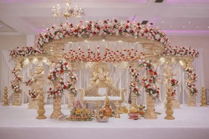 Magnifique décor de mandap moderne et léger pour mariages en intérieur, en fibre de verre, avec dessus floral circulaire, mandap de mariage personnalisé sculpté - Product Image 4