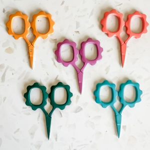 Tijeras de entresacar de acero inoxidable con bordado de girasol, súper afiladas, para diestros, cortas, con embalaje en bolsa de organza y cortahilos - Product Image 6