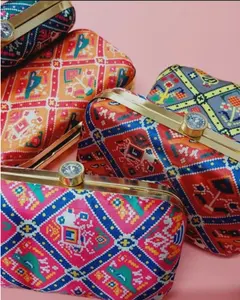 Pochette de soirée en métal imprimée en soie Patola pour femme - Product Image 1