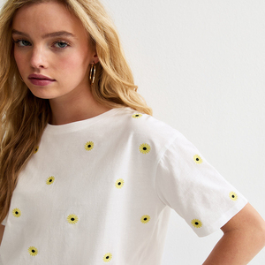 Camiseta Blanca de Manga Corta con Cuello Redondo y Bordado de Margaritas Amarillas para Mujer, Corte Holgado, Estilo Casual, Secado Rápido - Product Image 5