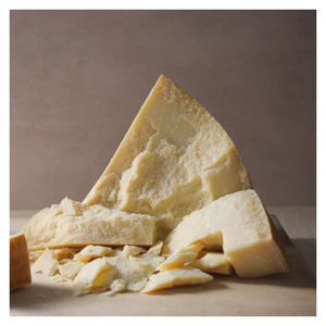 Fromage Parmesan de qualité supérieure, produit laitier issu de lait frais, conforme aux normes d'exportation. - Product Image 4