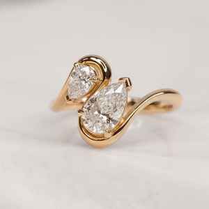 Anillo de compromiso Toi Et Moi de oro de 14 quilates con moissanita de corte pera, regalos de aniversario para esposa, anillo de promesa de dos piedras - Product Image 1