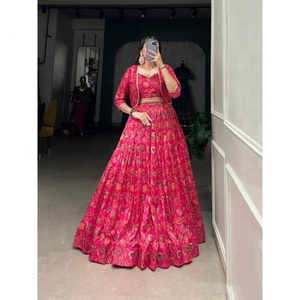 Abbraccia la tradizione con un tocco di eleganza in questo Lehenga da sposa in seta Tasar con stampa floreale. - Product Image 1