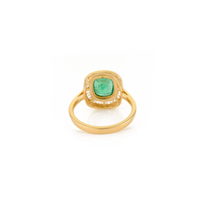 Bague de fiançailles haut de gamme en or jaune véritable 18 carats avec émeraude sertie clos et halo de diamants, personnalisable, fabricant de bijoux en gros - Product Image 6