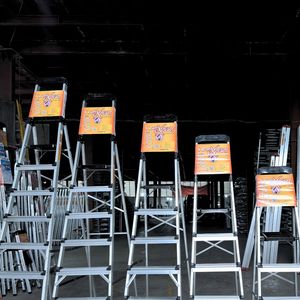 Échelle compacte en aluminium avec marches larges pour une meilleure stabilité. - Product Image 3