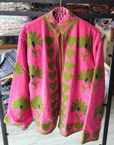 Veste en velours brodée Suzani faite à la main pour femme, style bohème, motif floral ethnique, manteau d'hiver, vêtement d'extérieur de créateur artisanal indien, vente en gros, exportation - Product Image 2