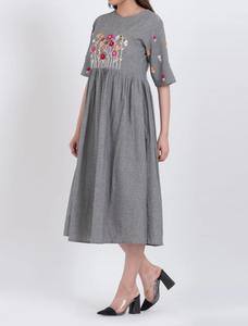Vestido de Algodón Tejido a Mano con Bordado de Jardín para Mujer, Fabricado en India, Estilo Romántico y Fluido para Vacaciones, Disponible en Grandes Cantidades - Product Image 2