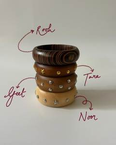 Ensemble de bracelets en bois de luxe, comprenant des bracelets artisanaux durables de formes variées, ornés de copeaux de laiton, en bois artisanal de qualité supérieure - Product Image 5