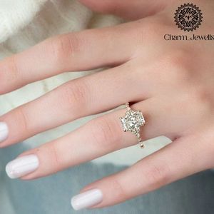 แหวนหมั้นผู้หญิง Charm_Jewells ชุบทองคำขาวประดับเพชรโมอิสซาไนต์ทรงคุชชั่น ตัวเรือนเงินแท้ ดีไซน์คลาสสิคแบบหนามเตย รับรองโดย IGI น้ำหนัก 3 กรัม - Product Image 3