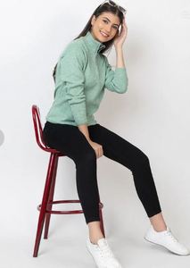 Suéter de invierno cómodo para mujer, elegante suéter con cremallera de manga larga para eventos informales, de proveedor indio a precio de mayoreo. - Product Image 2