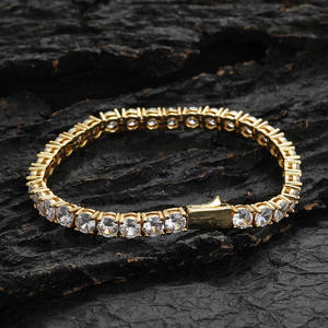Pulsera de tenis estilo hip hop con incrustaciones de circonitas, chapada en oro macizo, con engaste pavé en canal y cierre de muelle - Product Image 1