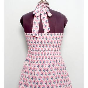 เดรสยาวลำลองลายดอกไม้พิมพ์ลายผ้าฝ้ายสำหรับผู้หญิง สีสันสดใส คอแบบผูก สายคล้องคอ แขนยาว ทรงหลายชั้น ไซส์พลัส - Product Image 6