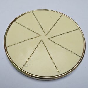 Sous-verres artistiques en résine ivoire fleur en laiton incrusté faits à la main avec des accents naturels dorés Décoration de table et accessoires Tapis et coussin - Product Image 3