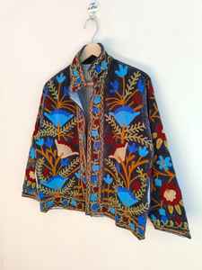 Chaqueta Suzani de lujo hecha a mano con bordado floral de terciopelo, estilo bohemio, arte folclórico, prenda distintiva, regalo para ella, abrigo Suzani, chaqueta de terciopelo. - Product Image 2