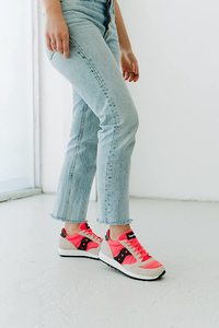 Ensemble décontracté pour femme : sweat à capuche court gris clair, jean skinny noir, baskets bleues et blanches - Product Image 2