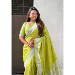 ผ้าไหมพิธานีลายดอกบัวและนกยูงสีเขียวประดับด้วยดิ้นทอง ผลิตโดย Elite Weaves ผู้ผลิตเสื้อผ้าอินเดียและปากีสถาน - Product Image 5