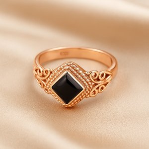 แหวนเงินแท้ 925 ประดับพลอยออนิกซ์สีดำทรงสี่เหลี่ยม ดีไซน์ลายฉลุแบบวินเทจ งานแฮนด์เมด ประดับพลอย - Product Image 4